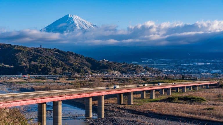 東名高速道路全通記念日